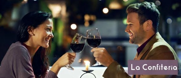 Pareja en una cita romántica brindando con vino